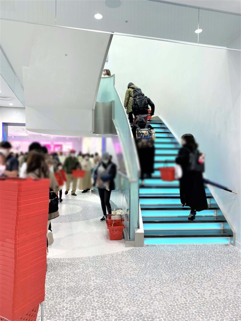フラッグシップ東京の2階への階段。