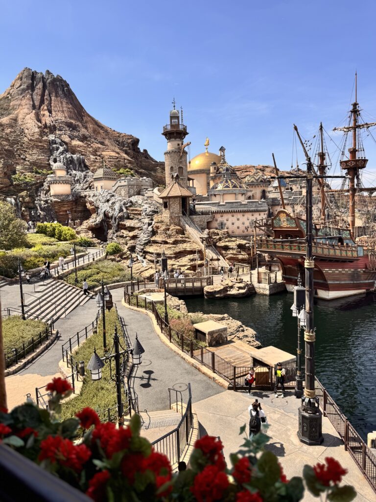 東京ディズニーシーのメディテレーニアンハーバーから見えるプロメテウス火山とフォートレス・エクスプロレーション。春の花も咲き誇る、美しい景観。