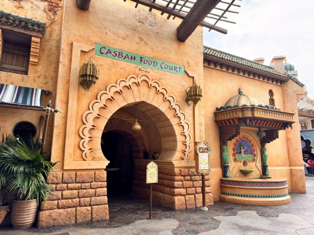 東京ディズニーシー・スパイスプログラム2025の終了後、カスバ・フードコート外からジャスミンの部屋を振り返ったときの様子。
