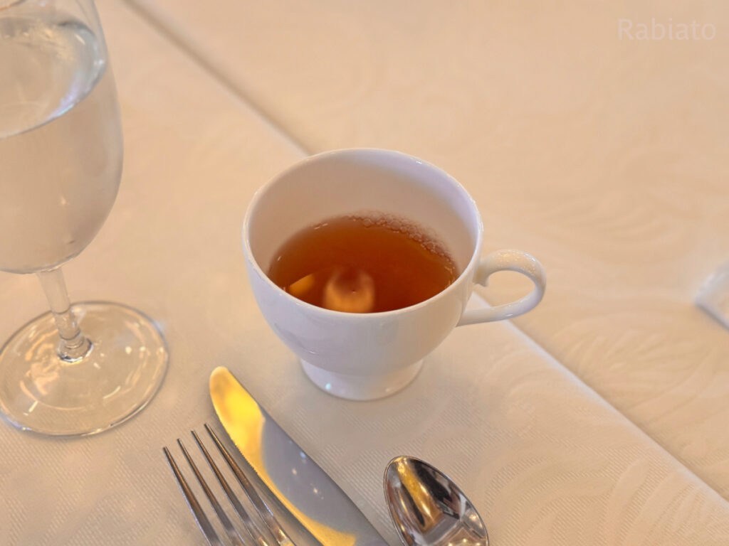 2025年紅茶プログラムで提供されたダージリンティーがティーカップに注がれた様子
