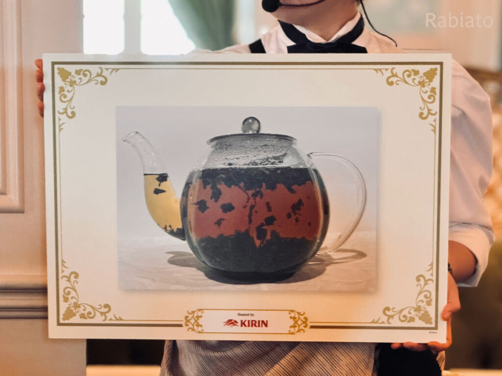 2025年東京ディズニーシー紅茶プログラムでジャンピングについて説明するキャストと解説パネルの様子