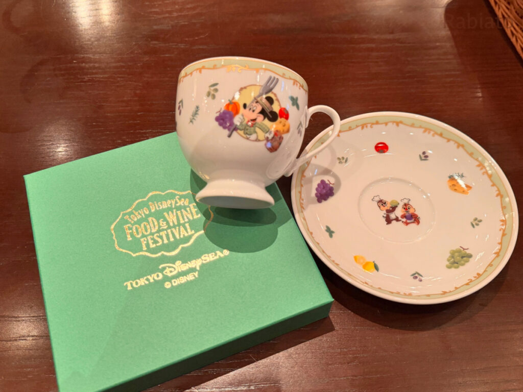 2025年東京ディズニーシー紅茶プログラムで配布されたフード＆ワインフェスティバルデザインのティーカップとソーサー